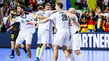 Les Autrichiens célèbrent leur match nul contre l'Allemagne, samedi 20 janvier 2024 à l'Euro de handball. (TOM WELLER / AFP)