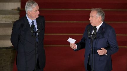 Le nouveau Premier ministre François Bayrou s'exprime lors de la passation de pouvoir avec Michel Barnier, dans la cour de Matignon, le 13 décembre 2024.