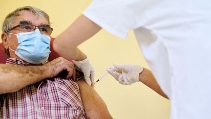 Un homme reçoit une dose du vaccin Pfizer/BioNTech contre le Covid-19, le 16 mars 2021 à Nouméa, en Nouvelle-Calédonie. (THEO ROUBY / AFP)