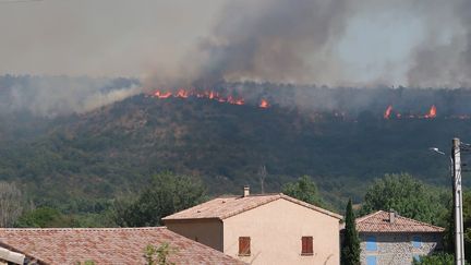 &nbsp;A Saint-Sernin (Ardennes), le feu était encore actif mercredi 27 juillet. (MAXPPP)