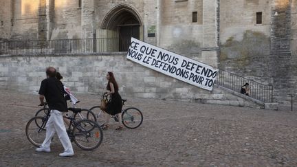 Une banderole de protestations devant le Palais des Papes à Avignon (17/07/14)
 (AVENTURIER PATRICK/SIPA)