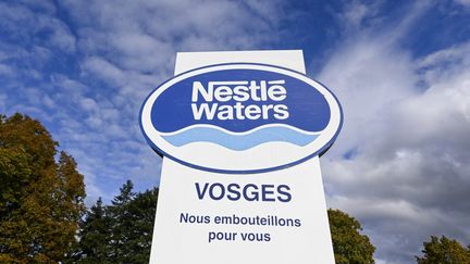 Un panneau sur le site de Nestlé Waters à Vittel (Vosges), le 24 octobre 2023. (JEAN-CHRISTOPHE VERHAEGEN / AFP)