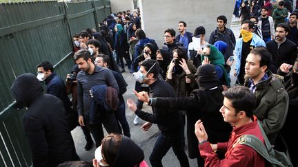 Manifestations antigouvernementales d'étudiants devant l'Université de Téhéran, samedi 30 décembre 2017. (STR / EPA)