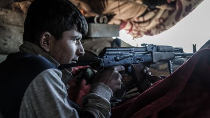 Un combattant kurde d&eacute;fend la ville de Kobani (Syrie), le 26 d&eacute;cembre 2014. (JONATHAN RAA / NURPHOTO / AFP)