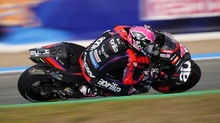 L'Espagnol Aleix Espargaro (Aprilia), lors de la course sprint du Grand Prix d'Espagne, le 29 avril 2023. (JOSE HERNANDEZ / ANADOLU AGENCY / AFP)