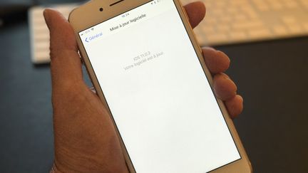 Malgré trois correctifs, la dernière mise à jour du logiciel iOS de l'iPhone continue à poser problème (JEROME COLOMBAIN / RADIO FRANCE)