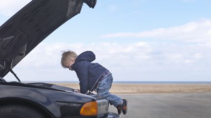 Le petit gar&ccedil;on et sa s&oelig;ur, assise sur le si&egrave;ge passager sans &ecirc;tre attach&eacute;e, sont sortis indemnes et souriants de l'aventure. (MECKY / GETTY IMAGES)