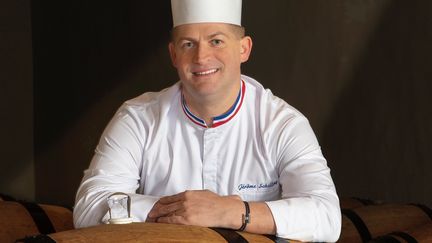 Jérôme Schilling, chef 2 étoiles Michelin et 4 toques Gault & Millau, vient d'obtenir son col bleu, blanc, rouge de Meilleur Ouvrier de France. (PASCAL-ÉTIENNE LATTES / THURIES / LAFAURIE-PEYRAGUEY)