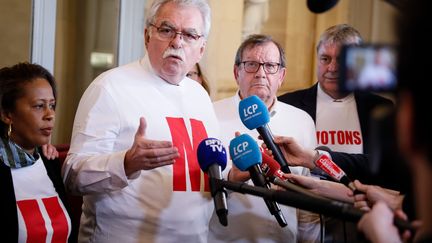 Les députés communistes portent des tee-shirts sur lesquels est inscrit le mot "référendum", le 17 février 2020, lors du premier jour de l'examen du projet de loi sur les retraites à l'Assemblée. (MAXPPP)