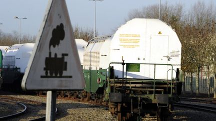 Le train de d&eacute;chets nucl&eacute;aires au terminal d'Areva &agrave; Valognes (Manche), le 23 novembre 2011. (DAMIEN MEYER / AFP)