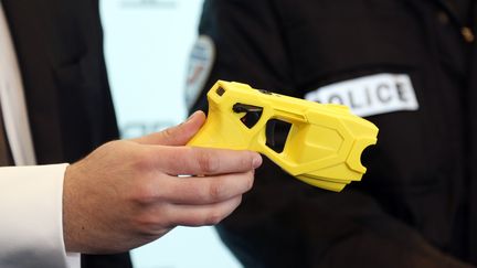 Un pistolet à impulsion électrique, parfois appelé "Taser", lors d'une présentation de nouveaux équipements pour la Brigade anti-criminalité (BAC), le 22 février 2016 à Paris. (FRANCOIS GUILLOT / AFP)