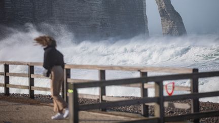 La tempête Eunice occasionne des vagues submersion sur la plage d'Etretat (Seine-Maritime), le vendredi 18 février 2022. (SAMEER AL-DOUMY / AFP)