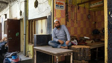 Boucher indien dans sa boucherie vide dû aux mesures de l'Etat, le 25 mars 2017 (CHANDAN KHANNA / AFP)