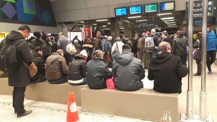 Des usagers patientent en gare de Montparnasse, à Paris, touchée par une panne. (RÉMI  BRANCATO / RADIOFRANCE)