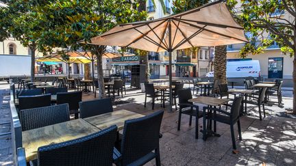 La reprise des activités sociales pourra se faire progressivement, notamment dès le 19&nbsp;mai avec la réouverture des terrasses, si la situation épidémique le permet. Photo d'illustration d'une terrasse de café le 29 mai 2020, avant le premier déconfinement. (CLEMENTZ MICHEL / MAXPPP)