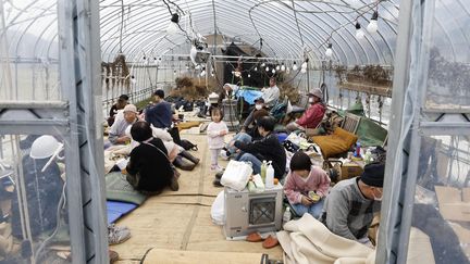 Des habitants sinistrés sont réunis dans un abri à Wajima. Plus de 60 000 personnes avaient reçu lundi des consignes d'évacuation, selon l'agence nationale de gestion des incendies et catastrophes naturelles. (KYODO / MAXPPP)