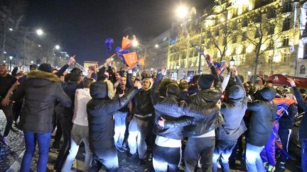 Sc&egrave;ne de liesse sur les Champs-Elys&eacute;es &agrave; Paris apr&egrave;s la qualification du PSG. (CITIZENSIDE.COM / AFP)