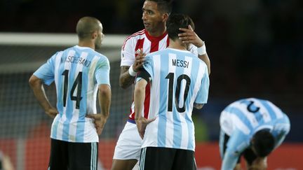 Lucas Barrios console Lionel Messi après le nul de l'Argentine face au Paraguay. (ANDR?S PI?A/PHOTOSPORT / PHOTOSPORT)