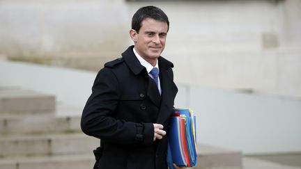 Manuel Valls quitte le palais de l'Elysée, à Paris, le 27 janvier 2016. (KENZO TRIBOUILLARD / AFP)