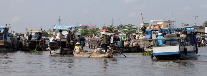 Le Mékong, c'est la vie: marché flottant devant un village du delta.&nbsp; (Photo Kristin Drenzec)