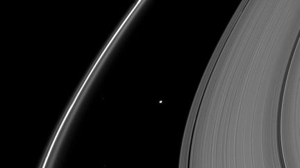 Le fin anneau sur la gauche est le F. Au milieu de l'image, entre les anneaux, se trouve Atlas, l'une des nombreuses lunes de Saturne. (NASA / JPL / SPACE SCIENCE INSTITUTE)