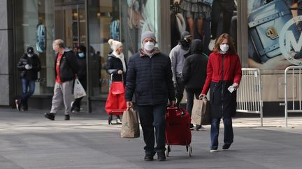 Des&nbsp;habitants&nbsp;font leurs courses, à New York, le 2 avril 2020. (BRUCE BENNETT / GETTY IMAGES NORTH AMERICA / AFP)