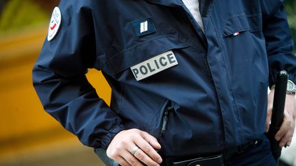 Un officier de police le 1er mai 2012. (BERTRAND LANGLOIS / AFP)