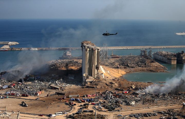 Le port de Beyrouth (Liban), le lendemain&nbsp;des deux explosions, le 5 août 2020.&nbsp; (STR / AFP)