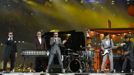 Le groupe Madness, qui s'&eacute;tait perch&eacute; sur le toit de Buckingham pour le jubil&eacute; de la Reine cette ann&eacute;e, est venu interpr&eacute;ter son tube "Our house". (JEWEL SAMAD / AFP)