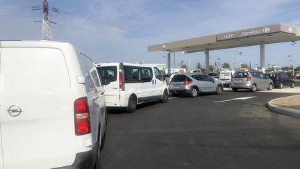 Les automobilistes font la queue dans une station de la banlieue toulousaine, le 10 octobre 2022.&nbsp; (MARION BOTHOREL / RADIO FRANCE)