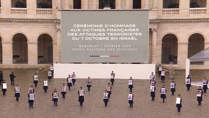 Dans la cour d'honneur des Invalides à Paris, mercredi 7 février, un hommage a été rendu aux 42 victimes françaises des attaques du Hamas en Israël du 7 octobre. Emmanuel Macron a dénoncé le "plus grand massacre antisémite de notre siècle". (FRANCEINFO)