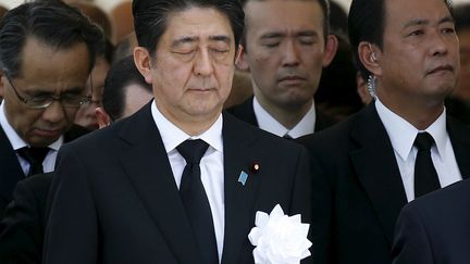 Le Premier ministre japonais, Shinzo Abe, aux&nbsp;comm&eacute;morations des 70 ans du bombardement de Nagasaki (Japon), dimanche 9 ao&ucirc;t 2015. (  REUTERS)