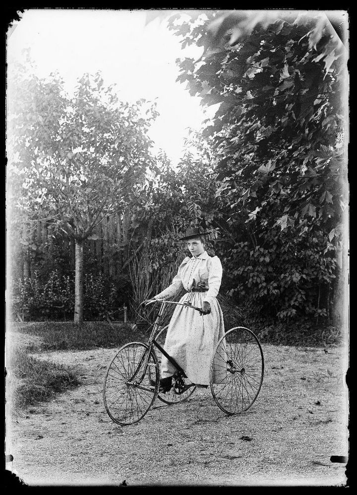 Mélanie Villaret et son tricycle Isère, début 20e siècle Photographie de Georges Dodero (1860-1922), époux de Mélanie Villaret (1864-1948) (Collection Musée dauphinois, Département de l’Isère)