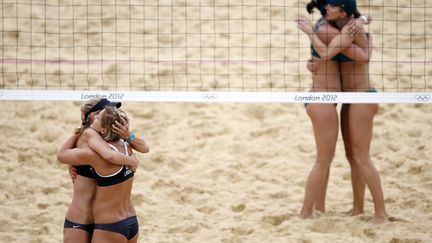 Les allemandes c&eacute;l&egrave;brent leur victoire face &agrave; l'Australie dans les tours pr&eacute;liminaires de beach-volley, le 29 juillet. (MARCELO DEL POZO / REUTERS)