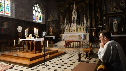 Le&nbsp;prêtre Olivier Monnier&nbsp;prie dans l'église Saint-Jacques à Illiers-Combray (Eure-et-Loir), le 15 novembre 2020 (photo d'illustration). (JEAN-FRANCOIS MONIER / AFP)