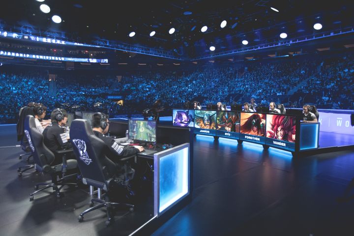 Deux équipes de joueurs s'affrontent pour la demi-finale de League Of Legends au Madison Square Garden, à New-York, le 22 octobre 2016. (Riot Games, Inc.)