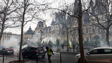 La place de l'hôtel de ville à Paris sous les gaz lacrymogènes, le 22 décembre 2018. (BENJAMIN ILLY / FRANCEINFO)