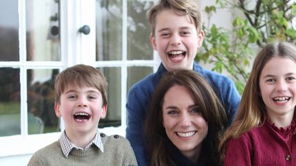 Au Royaume-Uni, la santé de la princesse de Cambridge interroge. Celle-ci n'est pas apparue en public depuis Noël et la publication d'une photo retouchée ravive les inquiétudes. (France 2)