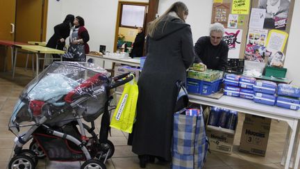 Dans un centre des Restos du c&oelig;ur, &agrave; Lille (Nord), le 30 novembre 2010.&nbsp; (BAZIZ CHIBANE / SIPA)