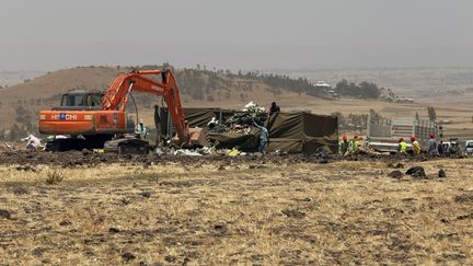 Les opérations pour retrouver les débris de l'appareil d'Ethiopian Airlines qui s'est écrasé le 10 mars 2019, près de Debre Zeit, à 50 kilomètres d'Addis-Abeba (Ethiopie), le 15 mars.&nbsp; (MINASSE WONDIMU HAILU / ANADOLU AGENCY)