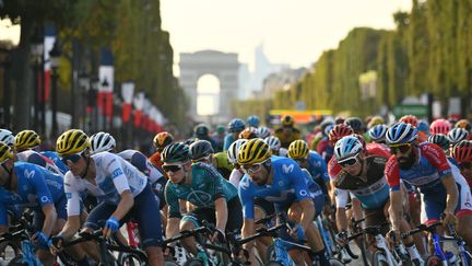 Le peloton sur les Champs-Elysées, lors de l'arrivée du Tour de France 2020, le 20 septembre 2020. (MARCO BERTORELLO / AFP)