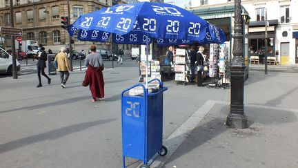 Un point de distribution du quotidien "20 Minutes", le 3 octobre 2021 à Paris. (MAXPPP)