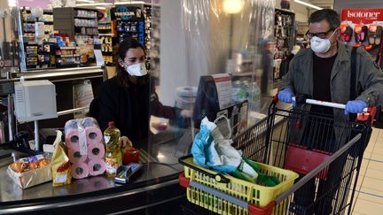 Passage en caisse dans un supermarché de Cahors, le 19 mars 2020 (MARC SALVET / MAXPPP)