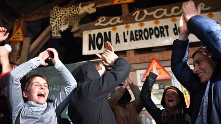 Des militants célèbrent la décision du gouvernement d'abandonner le projet d'aéroport, le 17 janvier 2018, sur la ZAD à&nbsp;Notre-Dame-des-Landes (Loire-Atlantique). (LOIC VENANCE / AFP)