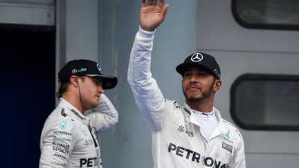 Le pilote britannique de l'écurie Mercedes Lewis Hamilton et son coéquipier, l'Allemand Nico Rosberg (MOHD RASFAN / AFP)