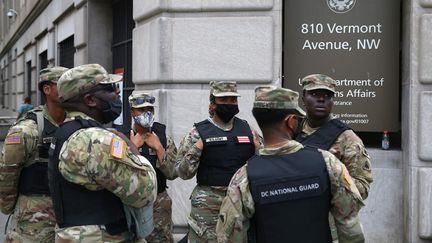 Des membres de la garde nationale lors d'une manifestation contre les violences policières et le racisme à Washington (Etats-Unis), le 6 juin 2020.&nbsp; (TASOS KATOPODIS / GETTY IMAGES NORTH AMERICA / AFP)