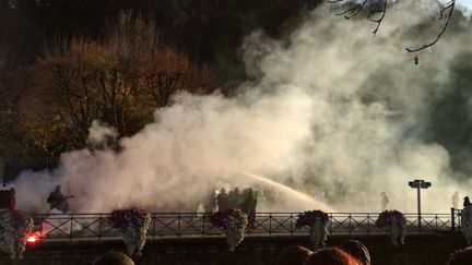 La manifestation des gilets jaunes à Quimper samedi&nbsp;17 novembre&nbsp;a dégénéré en bataille rangée devant la préfecture du Finistère. (LEO ROZÉ/RADIOFRANCE)