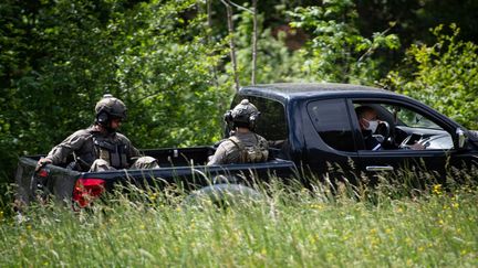 Des tireurs d'élite du GIGN près du village de Plantiers (Gard), dans les Cévennes, le 12 mai 2021. (CLEMENT MAHOUDEAU / AFP)