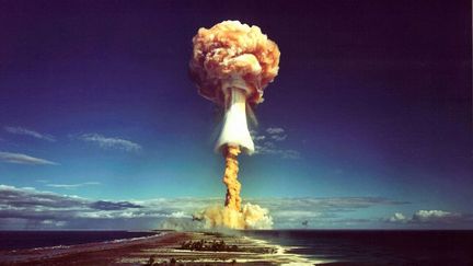 Le "champignon" nucléaire après l'explosion d'une bombe atomique française au-dessus de l'atoll de Mururoa, en 1971.&nbsp; (GALERIE BILDERWELT / HULTON ARCHIVE / GETTY IMAGES)