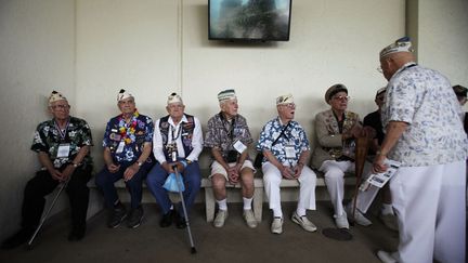 Des survivants de l'attaque de Pearl Harbor patientent avant de visiter l'Arizona Memorial &agrave; Honolulu (Hawa&iuml;), le 5 d&eacute;cembre 2011. (HUGH GENTRY / REUTERS)